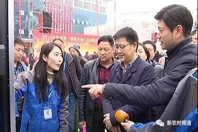 省人社廳農(nóng)民工工作處處長(zhǎng)劉培峰參觀打工直通車智慧就業(yè)終端設(shè)備