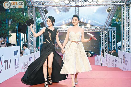 大Ｓ（右）和?。訝渴肿呒t地毯。