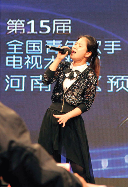 選手們演唱很賣力，要把最好的一面展現(xiàn)給評(píng)委