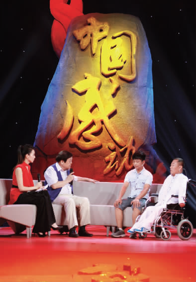 肇恒君（右一）天生殘疾，但是他自兒時(shí)起就有著一個(gè)音樂夢(mèng)