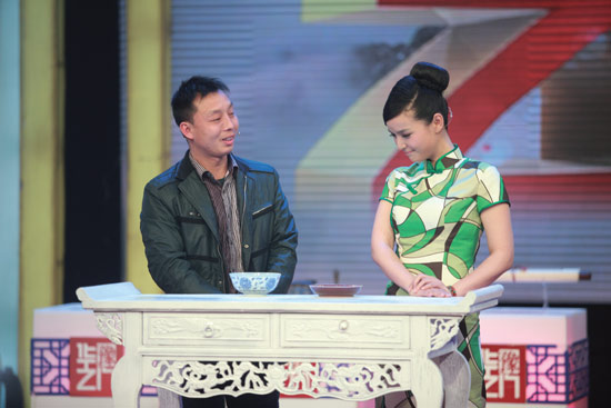 持寶人陳文華對(duì)他帶來的“官窯碗”和“祭紅盤”信心十足