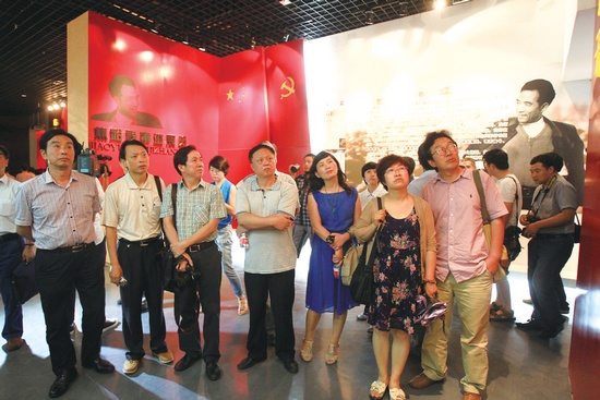 河南電視臺(tái)、河南人民廣播電臺(tái)、河南省詩(shī)歌學(xué)會(huì)的專(zhuān)家、詩(shī)人、記者等數(shù)十人赴蘭考焦裕祿紀(jì)念園采風(fēng)學(xué)習(xí)