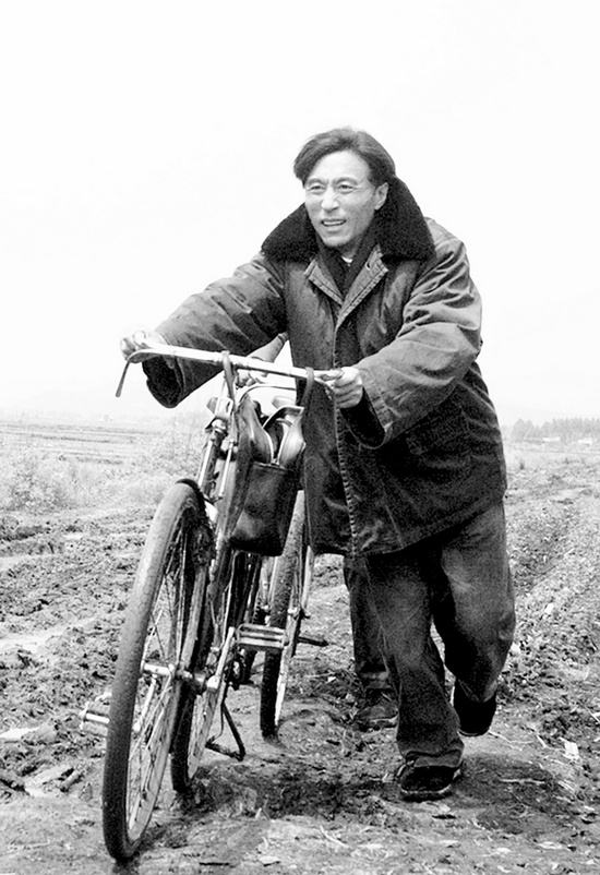 怕乘汽車跑太快聽不見群眾說話，焦裕祿下基層總是靠自行車 《焦裕祿》劇照
