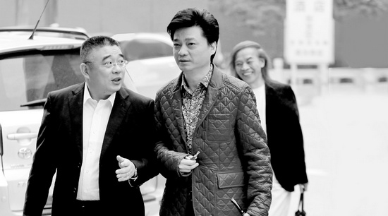 錢文忠（左）、小崔、蔡志忠（后）三位大咖步入錄制現(xiàn)場