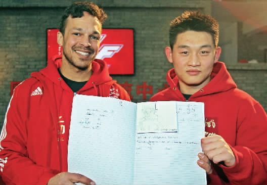 　　約瑟夫手繪了每個選手的肖像，認認真真地用字母拼寫出選手的中文名字附注。“看，這個是鄭召玉喲”