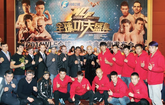 新聞發(fā)布會(huì)上，中外選手齊聚一堂。