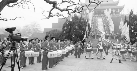 龍亭大殿臺(tái)階上的“盤(pán)鼓擂春”