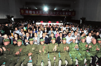 現(xiàn)場(chǎng)觀眾觀看《漢字英雄》很專注