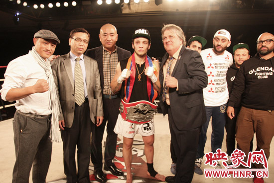 中國駐美國舊金山總領(lǐng)事館副總領(lǐng)事畢剛在比賽現(xiàn)場為選手頒獎(jiǎng)