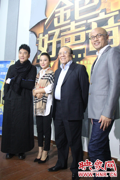 林依輪、李玲玉、楊洪基三位評(píng)委導(dǎo)師以及主持人孫國慶接受媒體采訪