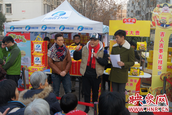 范軍、張竟達(dá)在社區(qū)與群眾親切互動