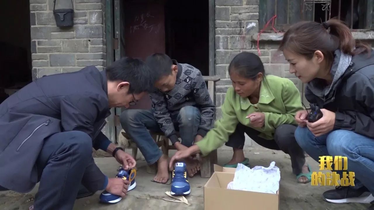 黃鯤看望“舍不得穿鞋子”的小張闖