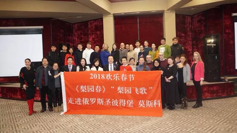 《梨園春》與俄羅斯文化學(xué)者開展座談會(huì)，共同交流中俄藝術(shù)文化的發(fā)展并互贈(zèng)禮物