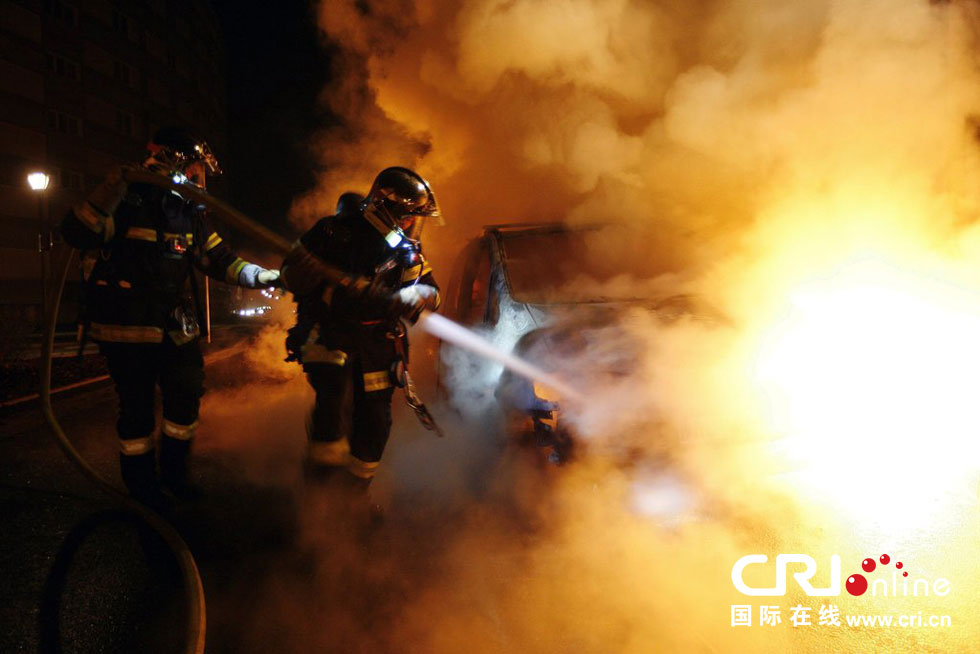 法國(guó)跨年夜上千輛汽車(chē)被燒毀