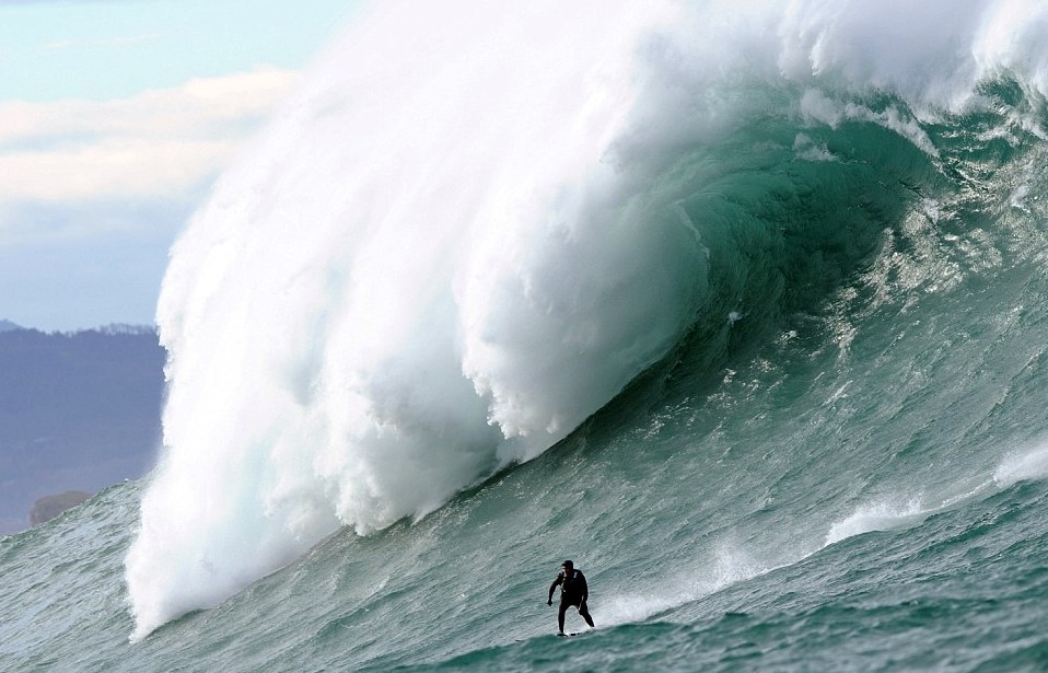 與20米高巨浪嬉戲！神勇弄潮兒沖浪場面超震撼