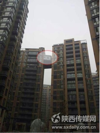 西安現(xiàn)最?！疤鞓颉?兩樓之間建起“空中走廊”