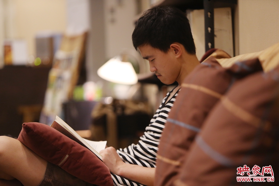 徐浩然，24歲，圖書(shū)編輯：在書(shū)店看紙質(zhì)書(shū)，意境會(huì)更深一些。