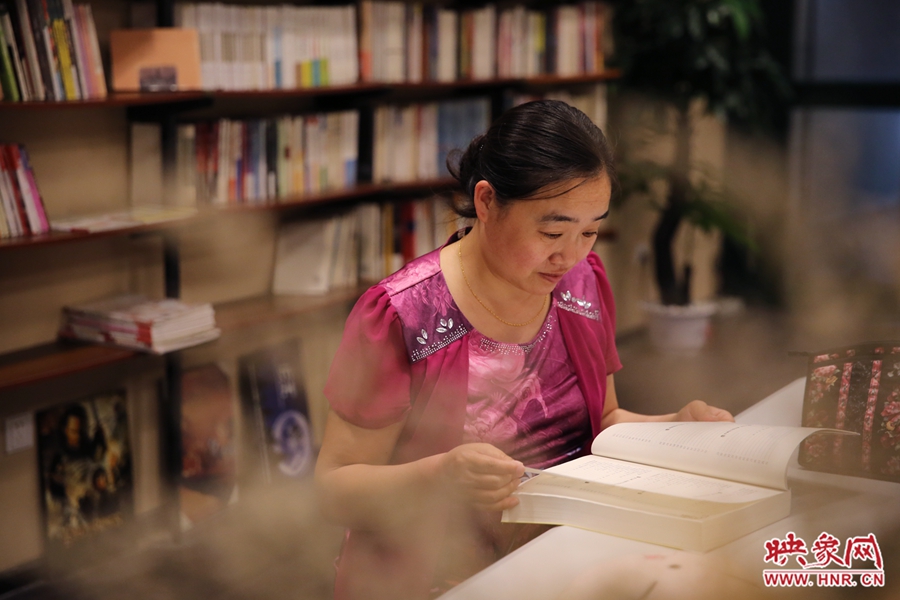 王艷、44歲，某醫(yī)院醫(yī)生：白天沒(méi)有時(shí)間，晚上帶小孩來(lái)這里培養(yǎng)她們的讀書(shū)習(xí)慣。