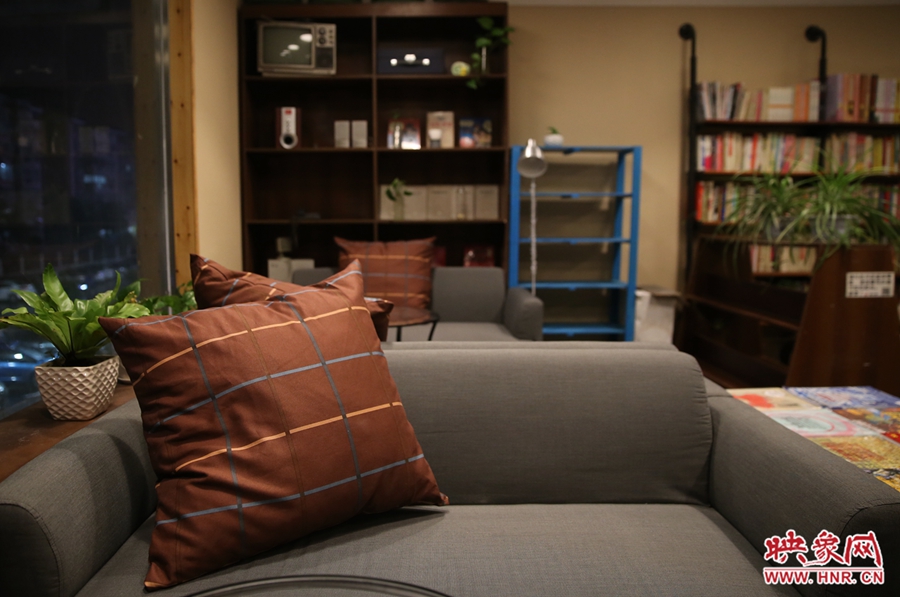 書(shū)店內(nèi)的布置非常溫馨，有種家里書(shū)屋的感覺(jué)。