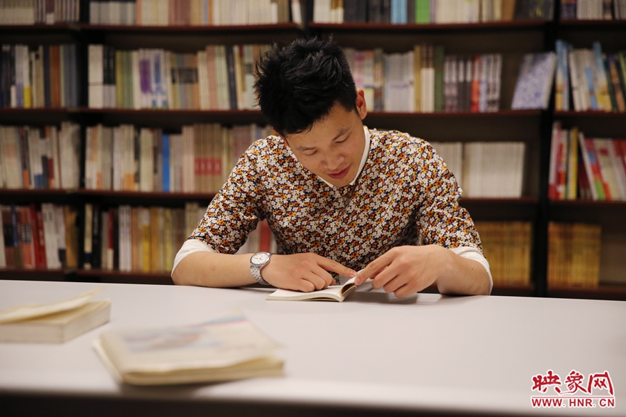 李恒，26歲，私營(yíng)業(yè)主：喜歡撫摸紙質(zhì)書(shū)的感覺(jué)。