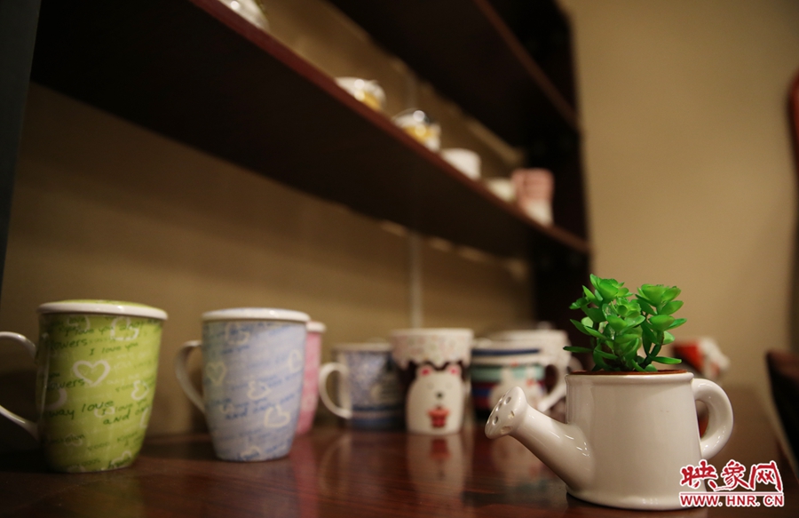 書(shū)店內(nèi)促銷用的杯子。