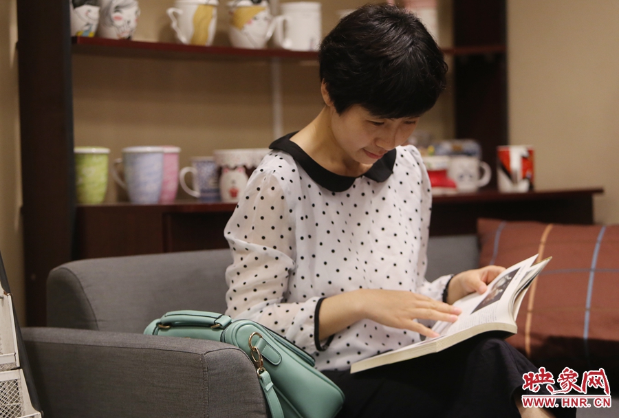 毛韶華，年齡保密，文字工作者：紙質(zhì)書(shū)是營(yíng)養(yǎng)餐，電子書(shū)是快餐。