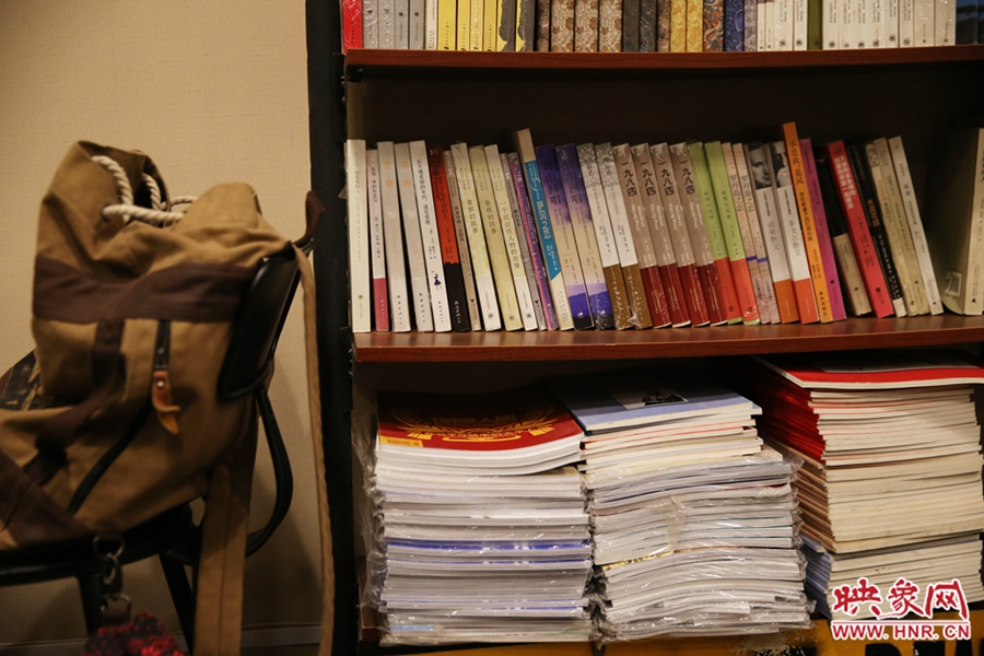 放下背包，捧起一本喜愛(ài)的書(shū)，生活的另一種方式。