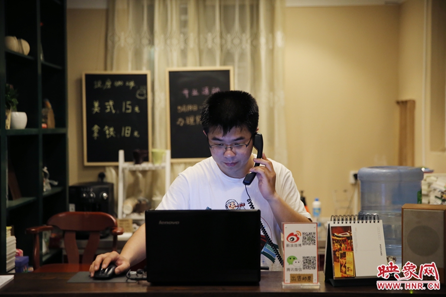 店長(zhǎng)小博，由于書(shū)店搬遷至此，經(jīng)常接詢問(wèn)地址的電話。