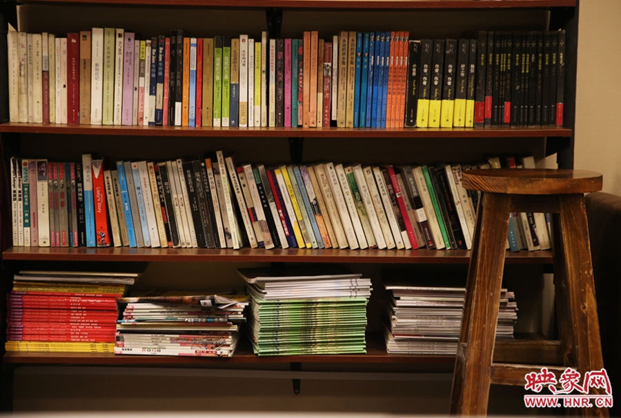 書(shū)店內(nèi)設(shè)置的高腳凳子。