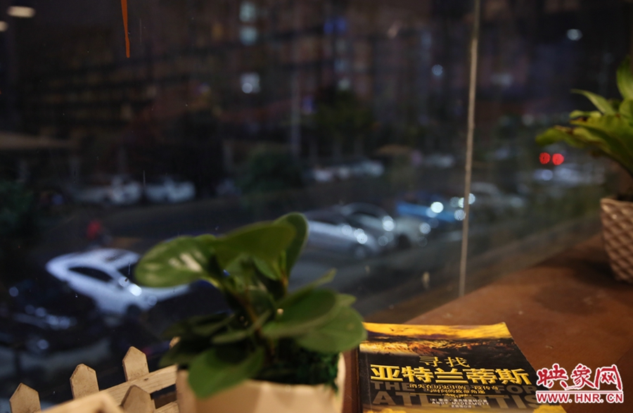 一扇窗，將喧鬧與寧?kù)o分割。