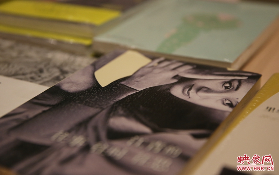 書(shū)店內(nèi)的書(shū)。