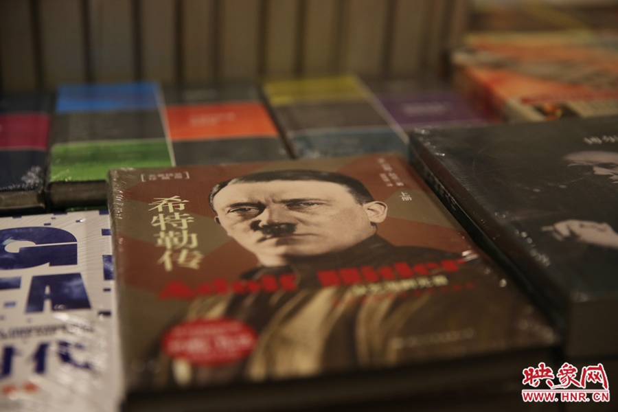 書(shū)店內(nèi)的書(shū)。