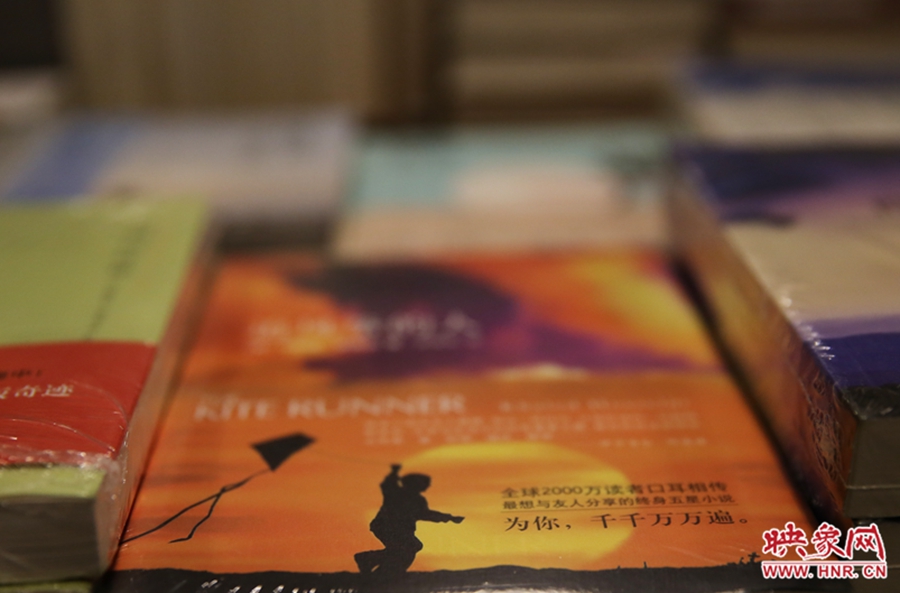 書(shū)店內(nèi)的書(shū)。