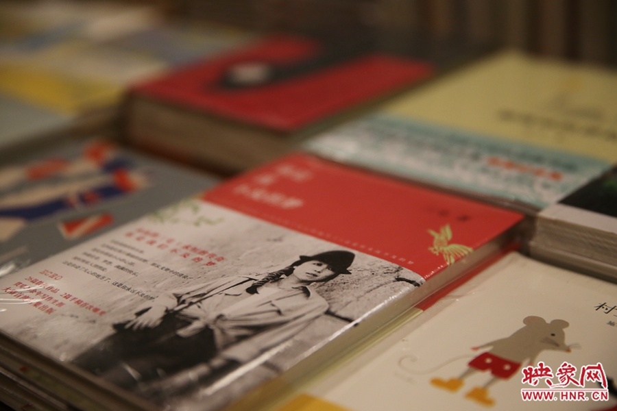 書(shū)店內(nèi)的書(shū)。