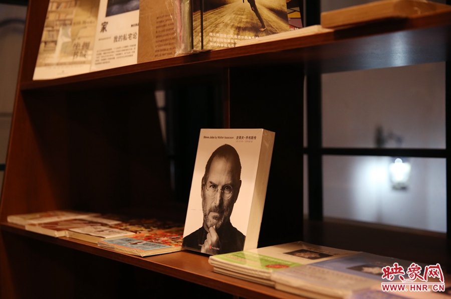 書(shū)店內(nèi)的書(shū)。