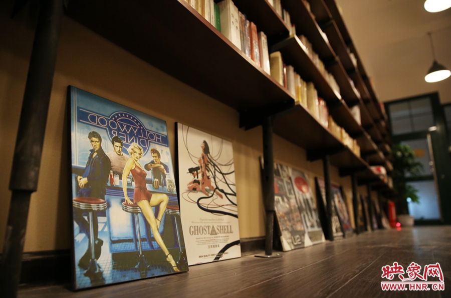 書(shū)店內(nèi)的書(shū)。