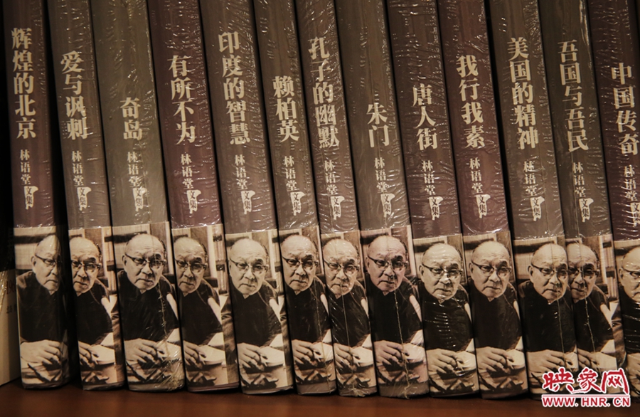 書(shū)店內(nèi)的書(shū)。