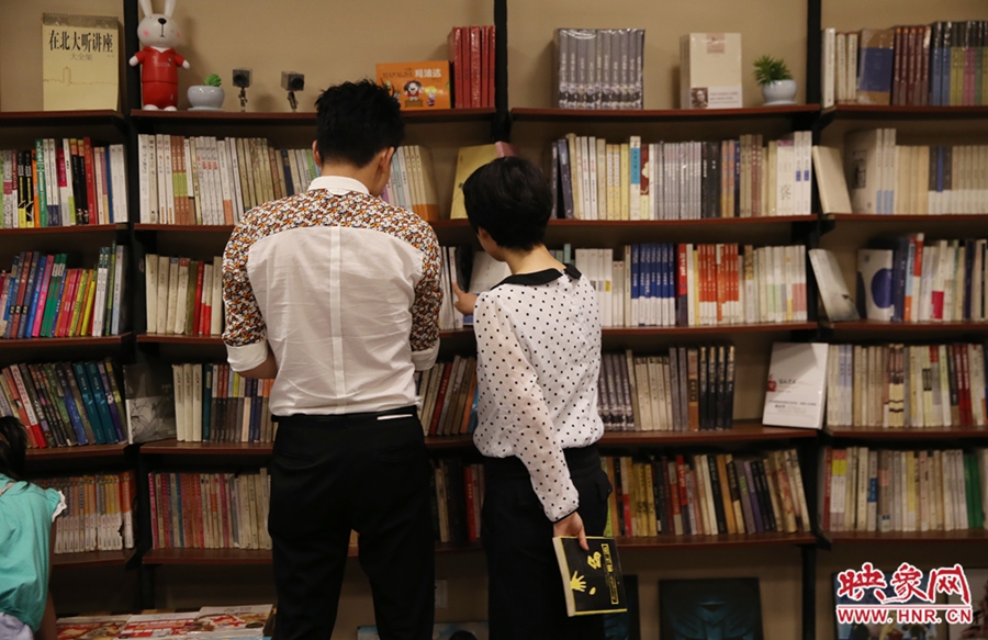 看書(shū)的人。