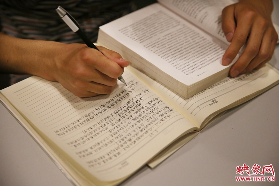 看書(shū)的人。