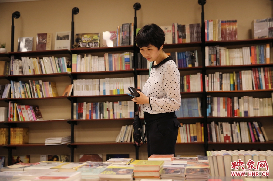 看書(shū)的人。