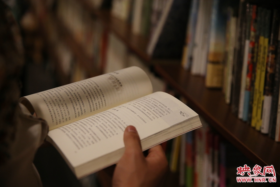 看書(shū)的人。