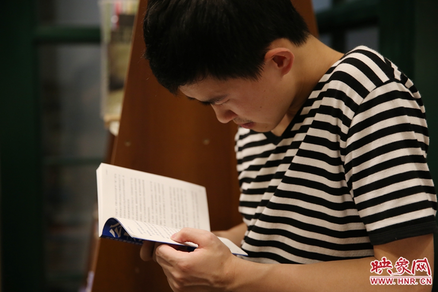 看書(shū)的人。