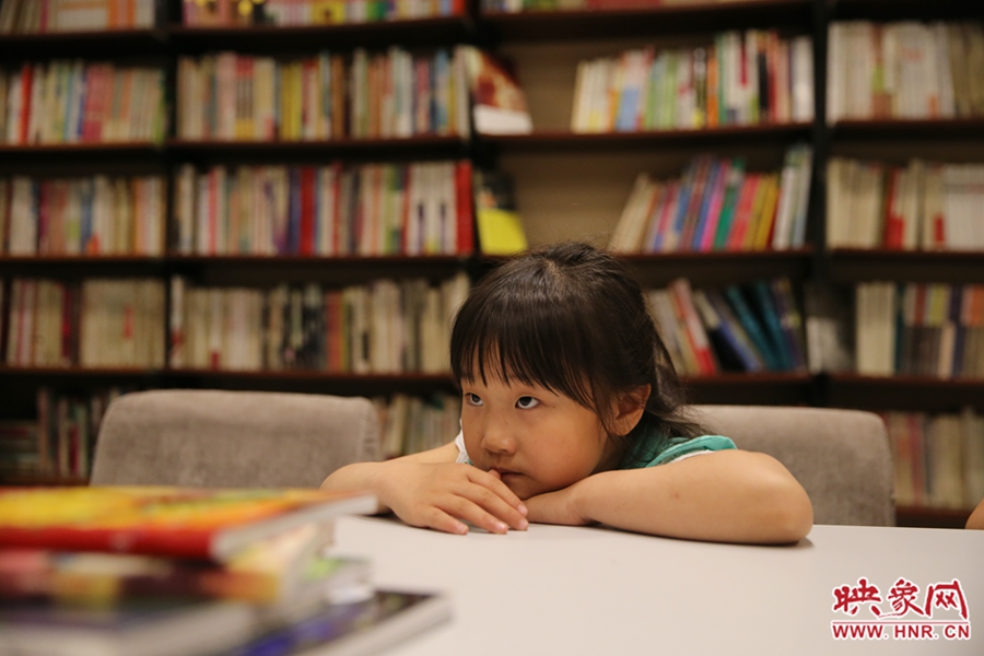 看書(shū)的人。