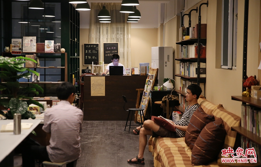 看書(shū)的人在相互交流。