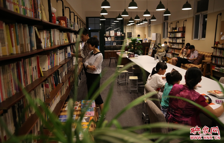 看書(shū)的人。