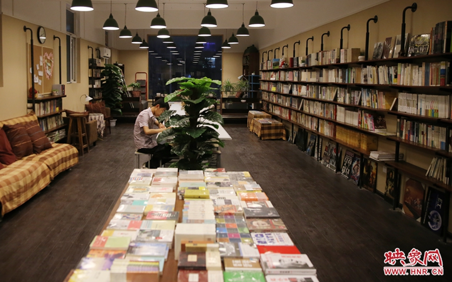 看書(shū)的人。