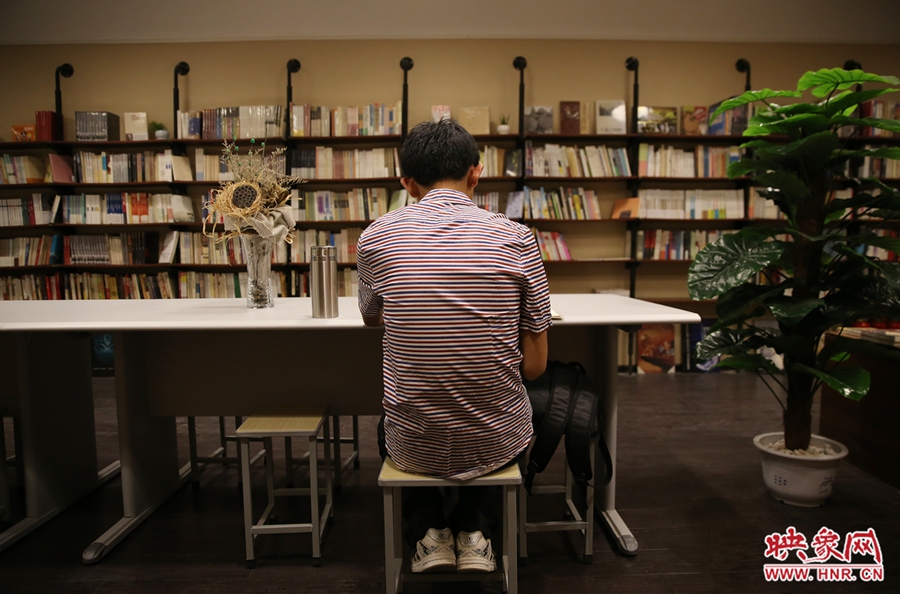 5月23日晚，鄭州一家24小時(shí)（周五、周六）書店?duì)I業(yè)。慕名而來的客人在看書。