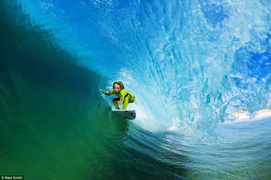 澳大利亞現(xiàn)沖浪小神童 從1歲時(shí)開(kāi)始沖浪