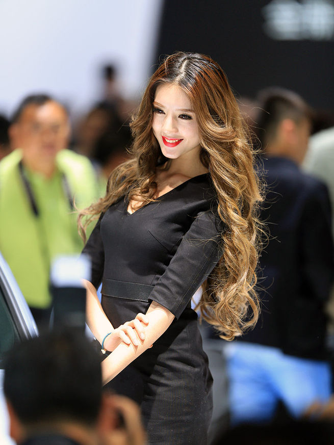 2014成都車展最美車模出爐 酥胸、長腿、美背