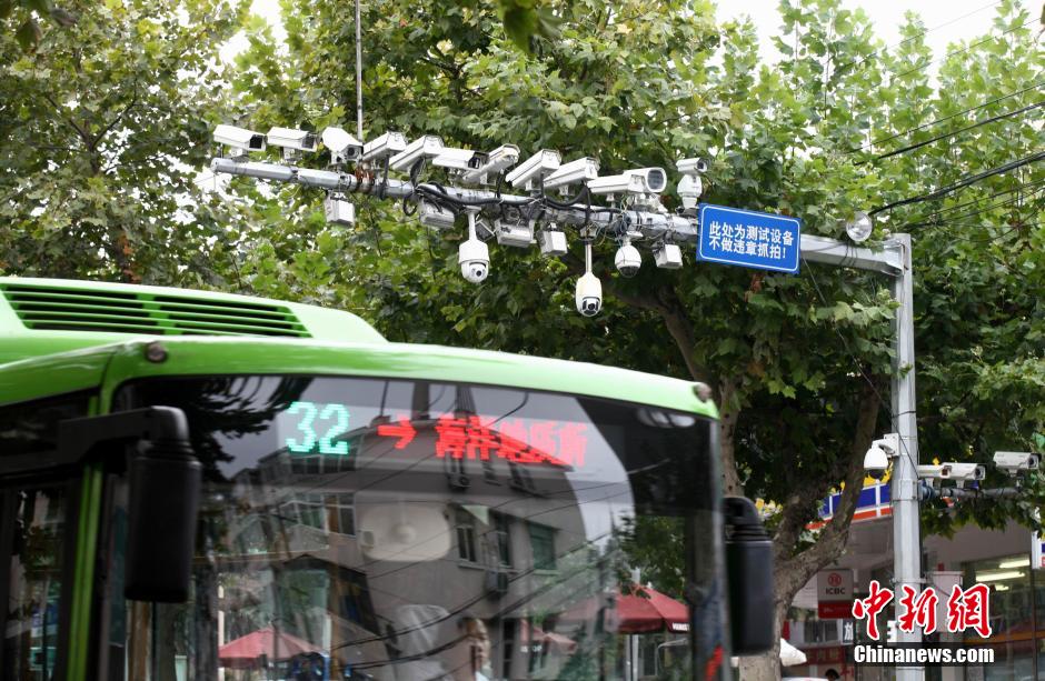 青島現“最牛監(jiān)視設備” 一根桿上架有19個探頭
